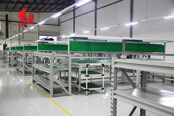 bàn thao tác được sắp xếp gọn gàng theo quy trình 5S